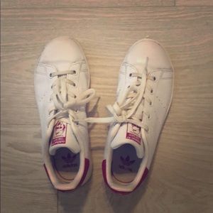 Girls adidas size 3 (fits woman size 6) Stan Smith
